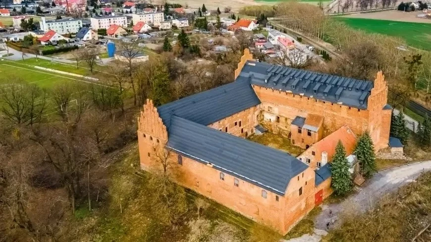 Macie w zapasie 12 mln zł? Możecie kupić zamek na Mazurach